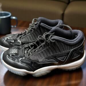 Men' Sz 9.5 NIKE AIR JORDAN 11 Retro Low IE Black/Concord Sneakers, Look Great!